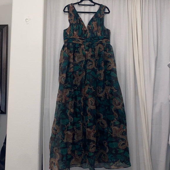 Formal long dress with dragon pattern - Picture 1 of 1